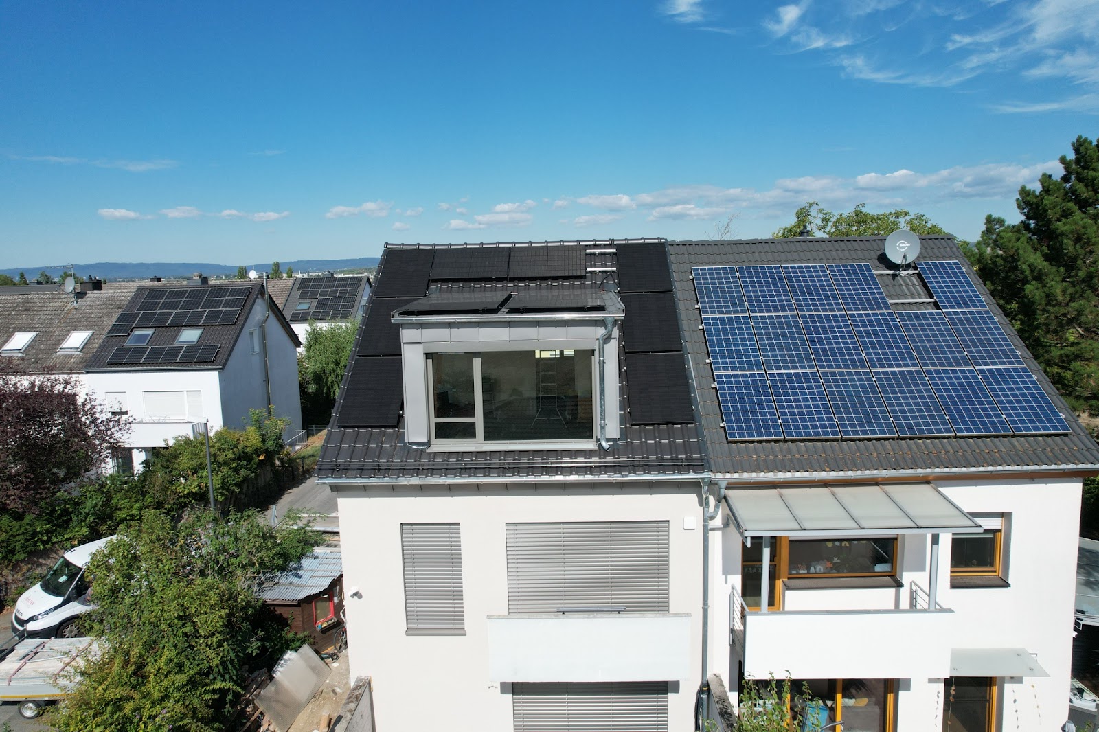 Aufdach-Photovoltaik-Montage auf einem Einfamilienhaus