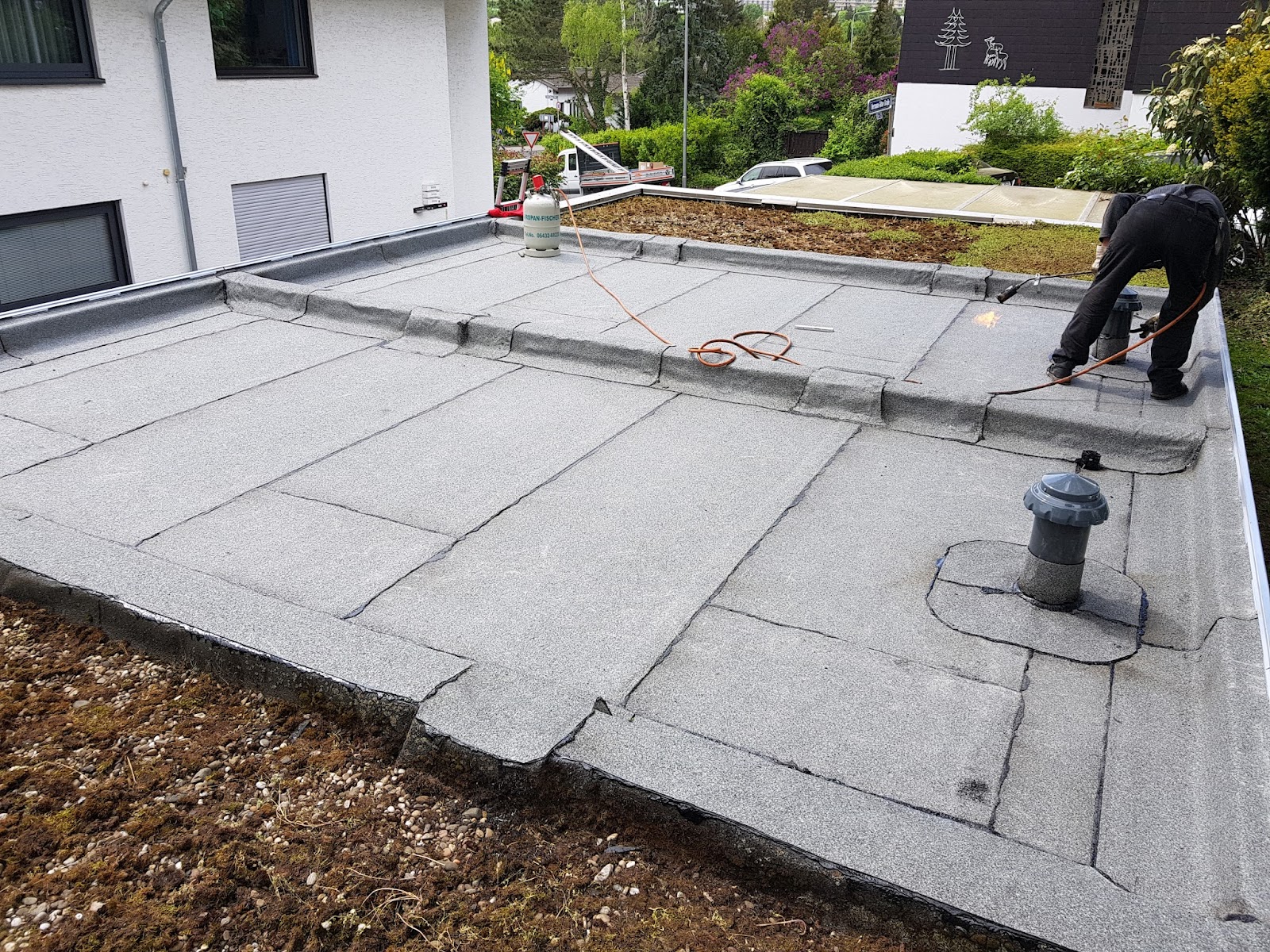 Dachfenstereinbau mit Zinkverkleidung, Nahaufnahme